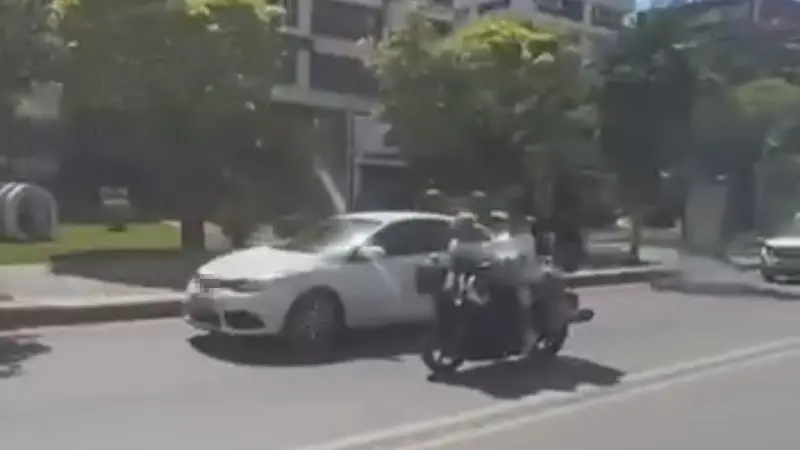 Motosiklete ters oturarak yaptıkları kasksız yolculuk ’pes’ dedirtti