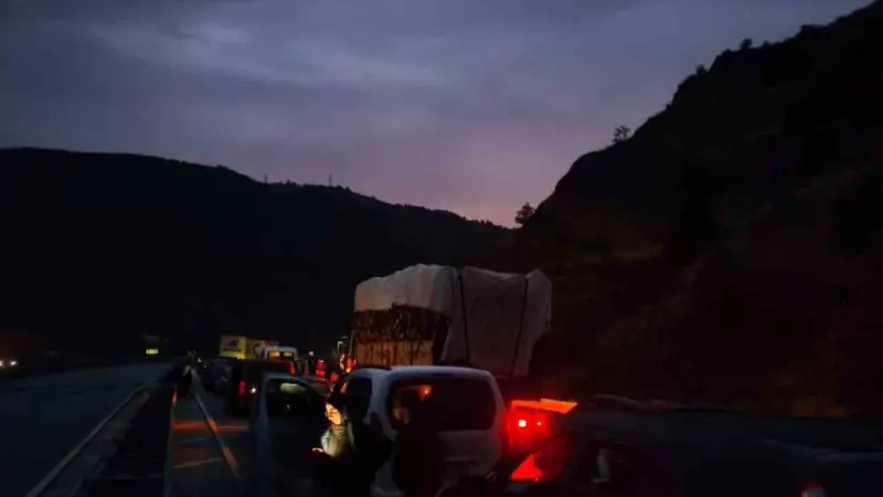Sivas’ta toprak ve taşların düştüğü yolda 10 kilometrelik araç kuyruğu oluştu