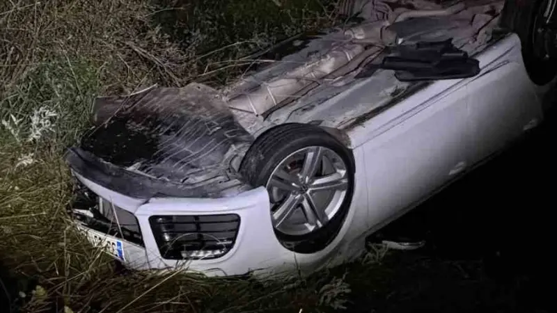 Çamardı’da otomobil şarampole devrildi: 2 yaralı