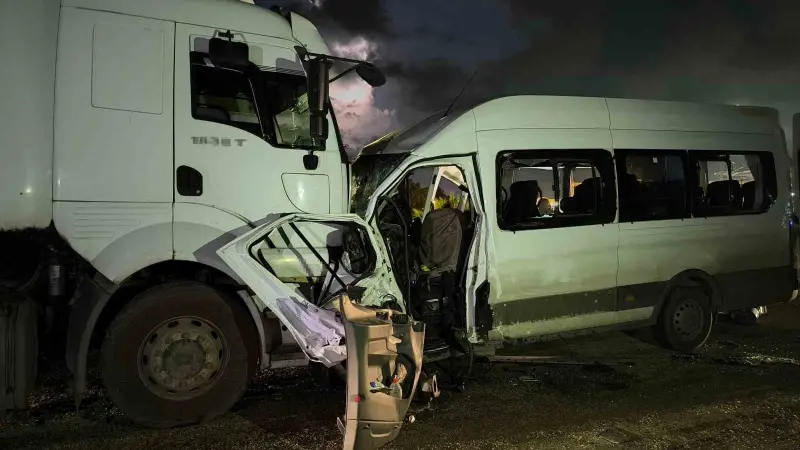 Hatay’da işçi servisi tırla kafa kafaya çarpıştı: 1 ölü, 15 yaralı