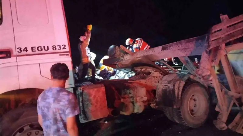 Beykoz’da hafriyat kamyonu otomobille çarpıştı: 1’i ağır, 3 yaralı