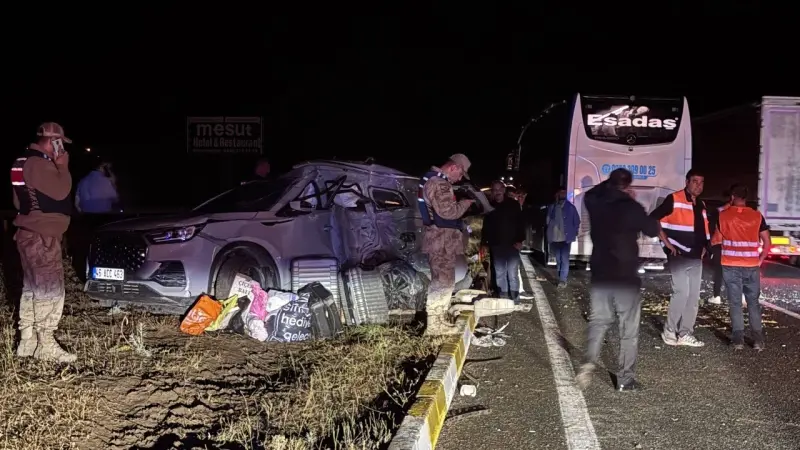 Erzincan’da yolcu otobüsü ile SUV tipi araç çarpıştı: 1’i ağır 7 yaralı