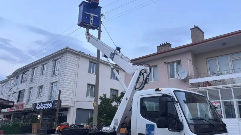 Erzincan’da elektrik direği kıvılcım saçtı: Mahalle sakinleri korku dolu anlar yaşadı