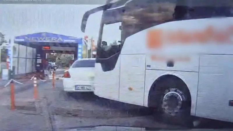 Yolcu otobüsünün çarptığı otomobilin sürüklendiği anlar araç kamerasına yansıdı