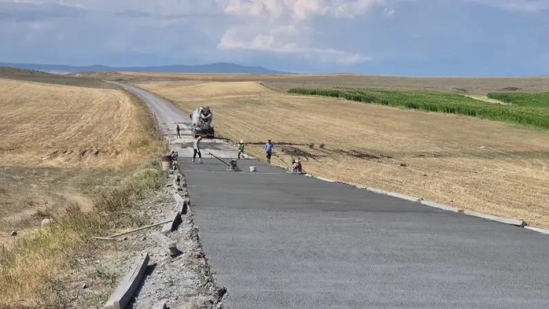 Akyaka’da köy yolları betonla buluşuyor