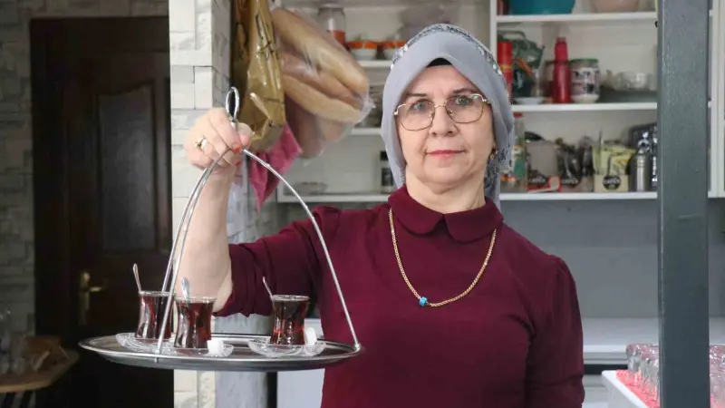Önyargıları çay bardağında eritti: 5 çocuk annesi kıraathane işleterek aile geçindiriyor
