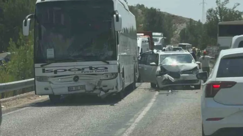 Seydikemer’de yolcu otobüsü ile ticari araç çarpıştı: 5 yaralı