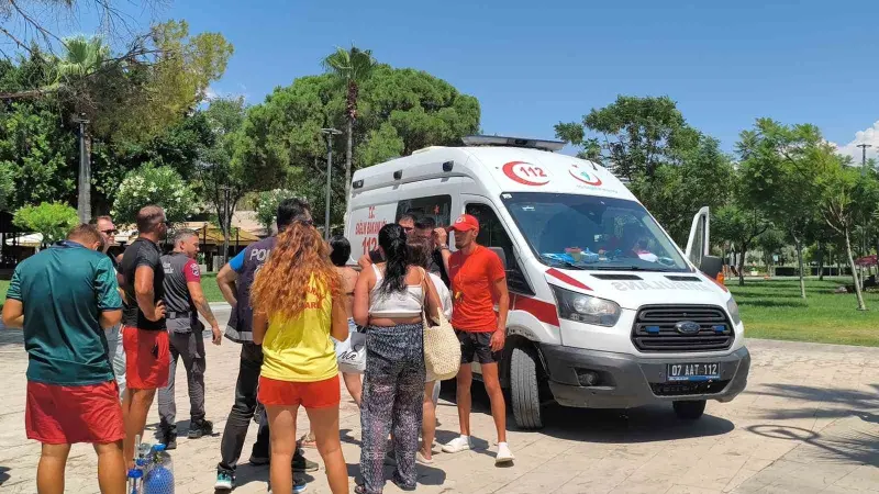 Boğulma tehlikesi geçiren gencin yardımına cankurtaranlar yetişti