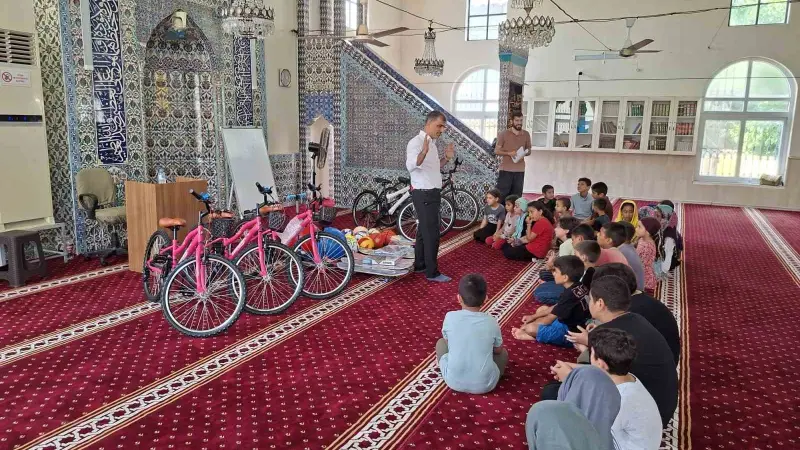Yumurtalık’da Kur’an kursunu tamamlayan öğrencilere hediye