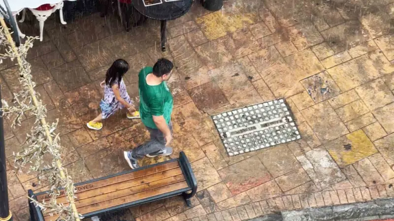 Sağanak yağmurda kimi sığındı kimi yağmurun tadını çıkardı