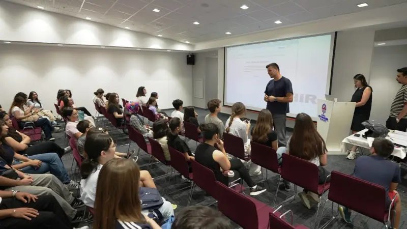 İngilizce Konuşma Kulübü eğitimlerini tamamladı