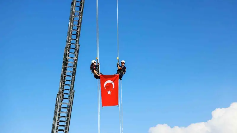 Bursa’da nefes kesen tatbikat; Türk bayrağı metrelerce yükseklikten indirildi