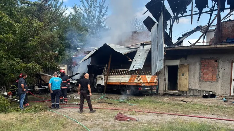 Sapanca’da korkutan yangın: Alevler kamyonete sıçradı