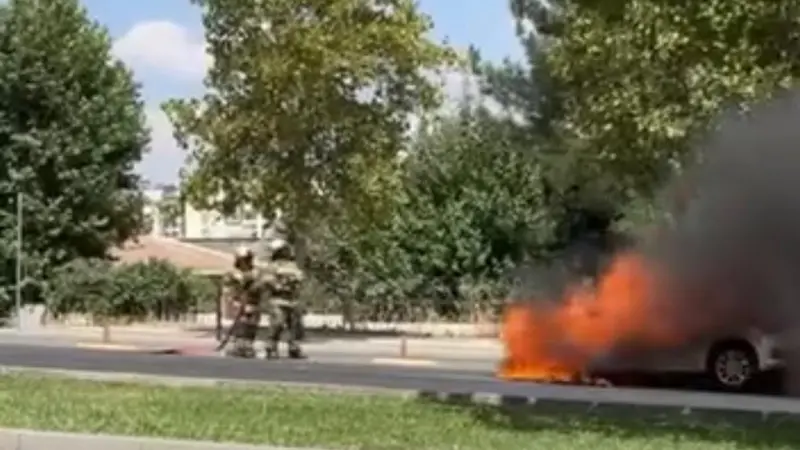 Diyarbakır’da park halindeki otomobil alevlere teslim oldu