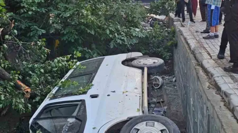 Elazığ’da minibüs bahçeye uçtu
