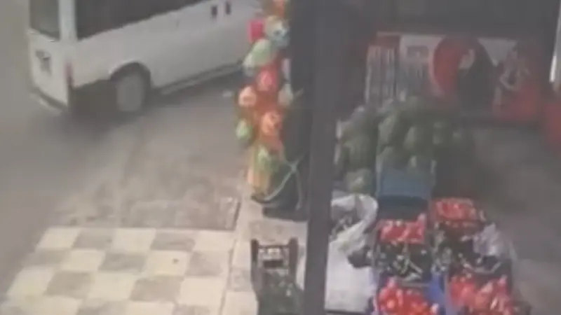 Kontrolden çıkan minibüs evin bahçesine düştü: O anlar kamerada