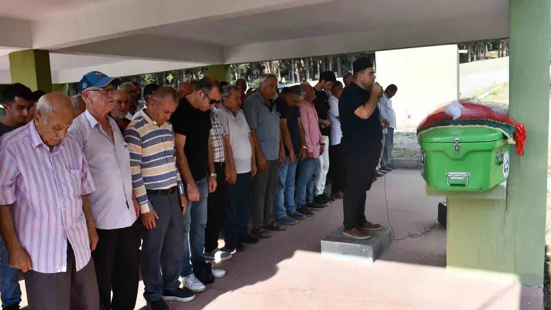 Otomobilin tırın altına girdiği feci kazada can veren Ecem gelinliğiyle son yolculuğuna uğurlandı