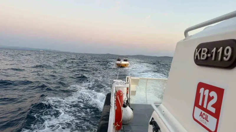 Çanakkale Boğazı’nda içinde 7 kişinin bulunduğu sürüklenen tekne kurtarıldı