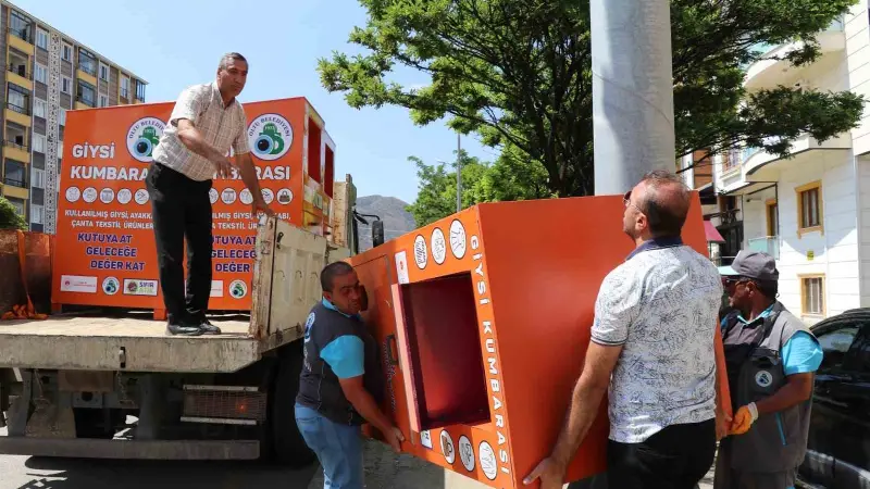 İlçenin dört bir yanına giysi kumbaraları