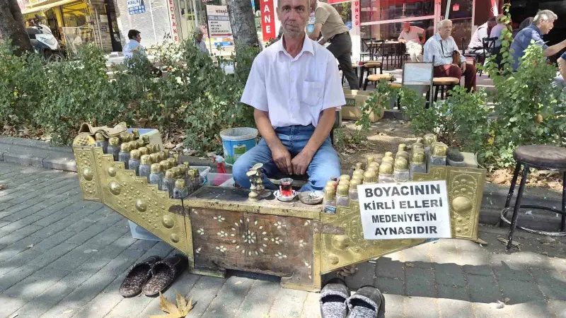 Seyyar ayakkabı boyacısının astığı yazı çevrede dikkat çekiyor