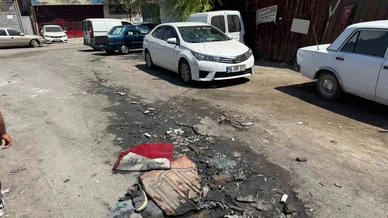 Sokaktaki derin çöküntü ve içine dolan atıklar