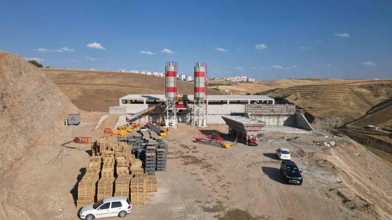 Siirt’in altyapısını güçlendirecek beton santrali ve parke taşı üretim tesisinin kurulumu başladı
