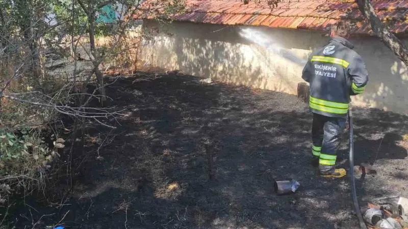 Eskişehir’de müstakil evin bahçesinden ahırı sıçrayan yangın büyümeden söndürüldü