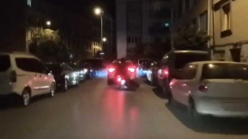 Önündeki otomobil fren yapınca yalpalayan motosikletteki iki kişi böyle yere düştü