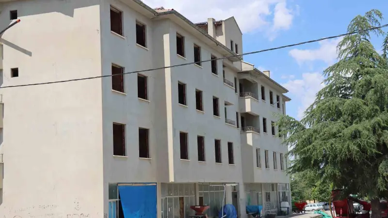 Terk edilen Günyüzü’ndeki eski belediye binası çocuklar için adeta tuzak