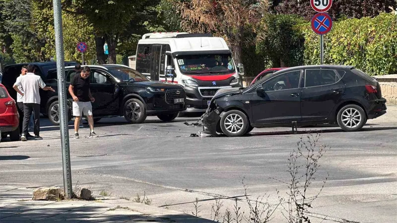Eskişehir’de meydana gelen kazada iki araç kullanılamaz hale geldi