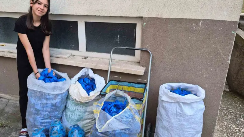 Depremzedelere yardım etmek için 1 ton mavi kapak topladı