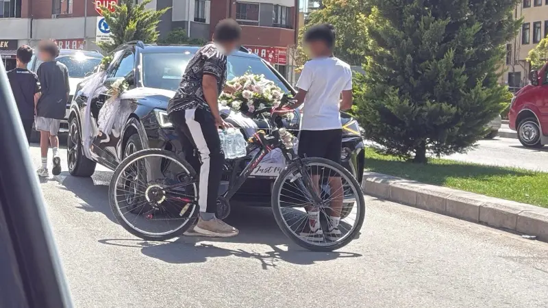 Bahşiş almak için hem kendi canlarını hem de trafiği tehlikeye attılar