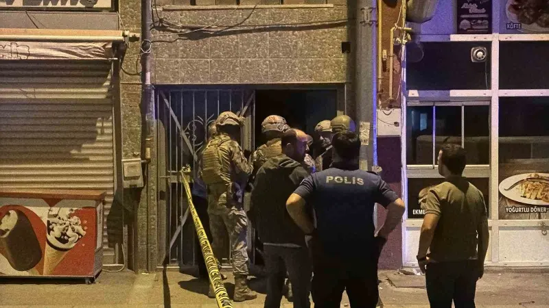 Çatıdan çatıya dolaştı, polisi saatlerce uğraştırdı