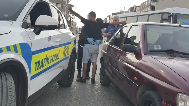 Çalışır haldeki otomobilde uyuyan 2 kişiyi polis güçlükle uyandırdı, araçta 13 sentetik hap ele geçirildi