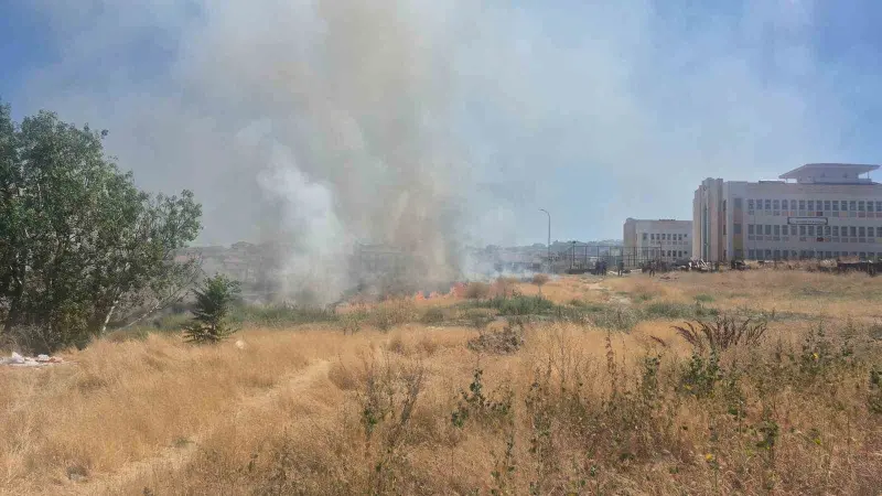 Okul ile sağlık ocağı arasındaki otluk arazideki yangın itfaiye ekiplerince büyümeden söndürüldü