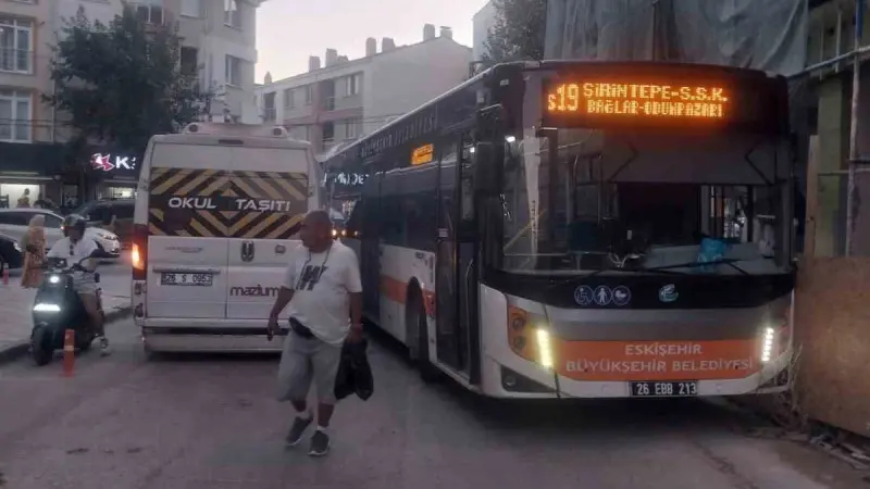 Hatalı park edilen servis aracı trafiğin tıkanmasına sebep oldu