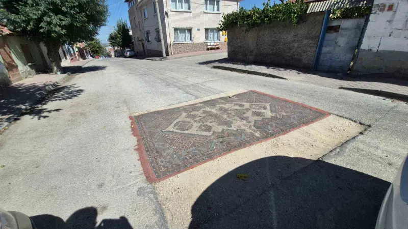 Yoldaki çukuru halıyla kapattılar