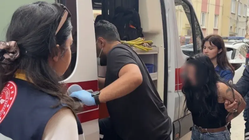 Küçük çekiçle apartmanı birbirine katan kadının korkan çocuğunu polis sakinleştirdi