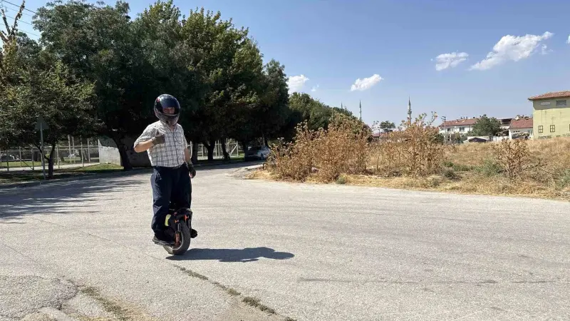 ’Tek teker’ üzerinde 4 bin kilometre gezen 60’lık delikanlıyı görenler şaşırıyor