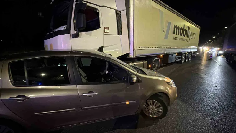 Tırın otomobile çarpmasıyla maddi hasarlı kaza meydana geldi